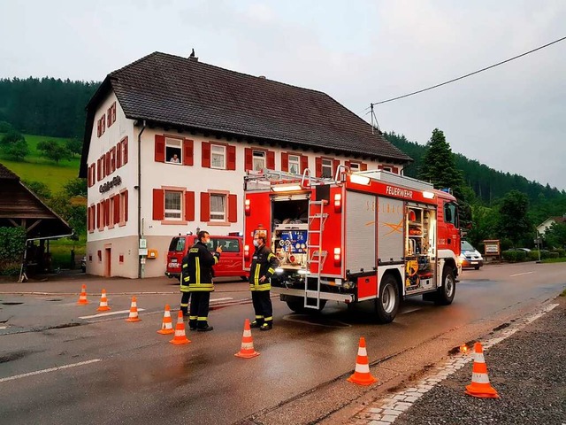 Beim Gasthaus Eiche in Schuttertal sperrte die Feuerwehr ab.  | Foto: Wolfgang Knste