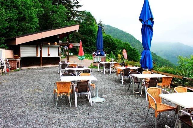 Die Sitzflche beim Todtnauer Wasserfall-Kiosk bekommt ein Dach