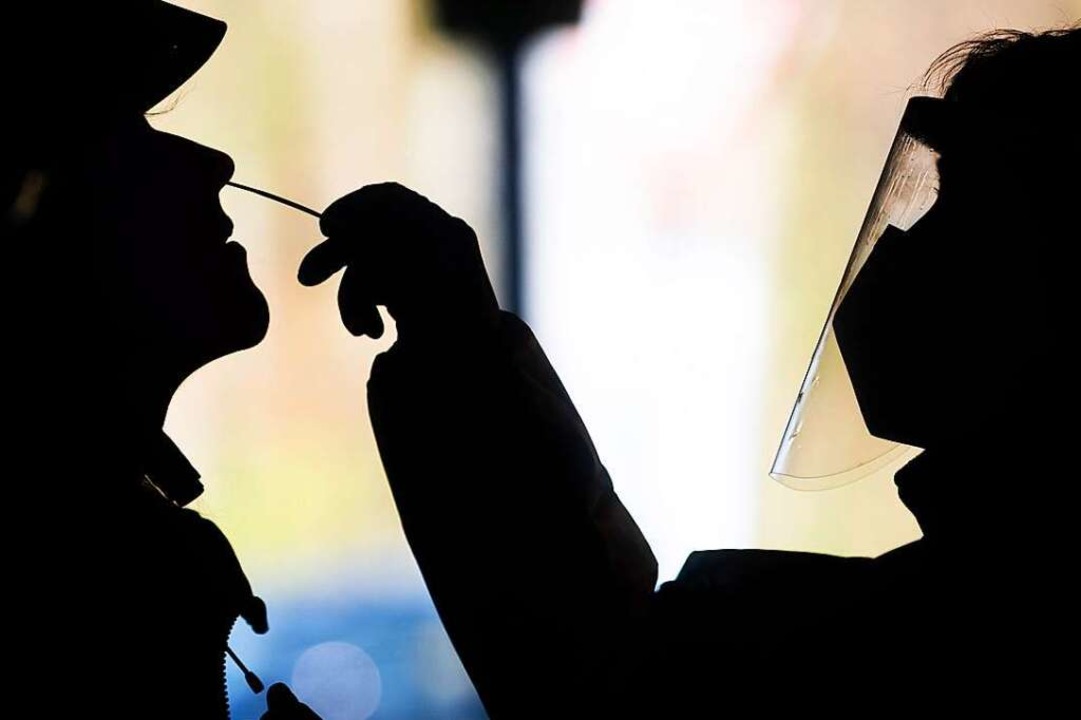 &#8222;Um den Nasenrachenraum zu errei...nisse haben&#8220;, sagt Ernst Tabori.  | Foto: Julian Stratenschulte (dpa)