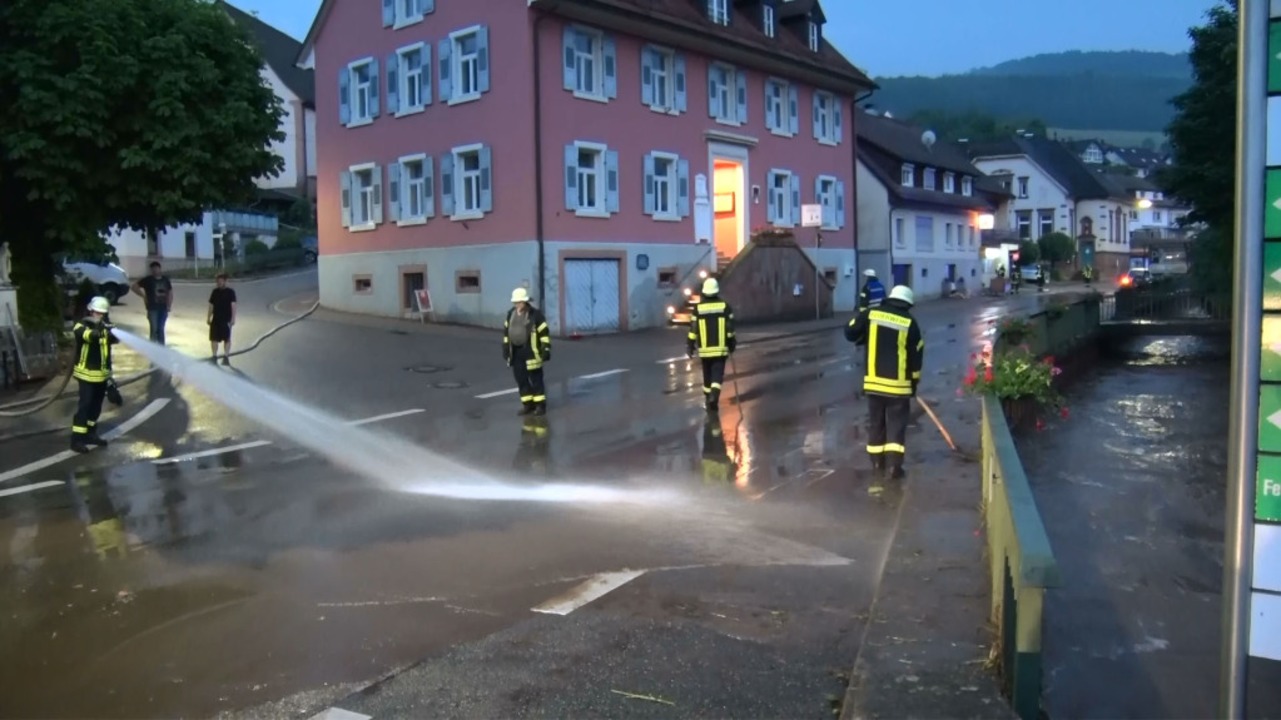 Die Feuerwehr im Einsatz.  | Foto: Wolfgang Künstle