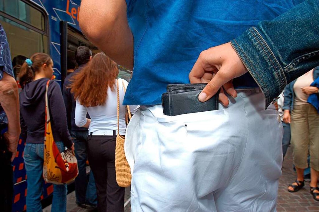 Die Polizei warnt vor Taschendiebinnen und -dieben. Symbolbild.  | Foto: Ingo Schneider