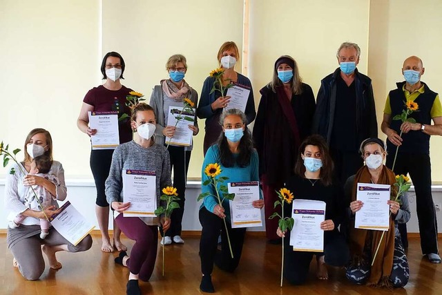 So sehen die neuesten Yoga-Lehrerinnen...d Fischer (zweite, dritte von rechts).  | Foto: ZVG