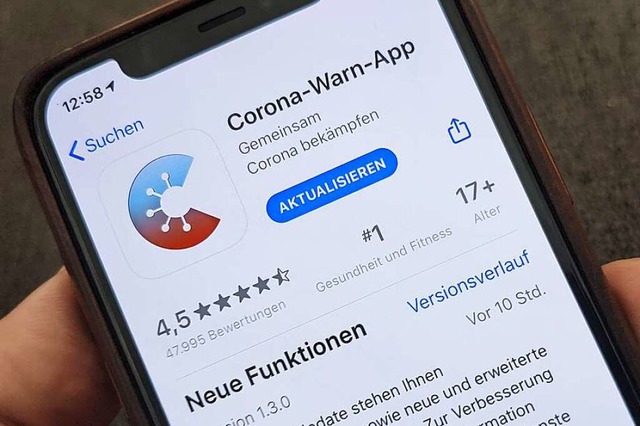 Die Corona-Warn-App ist aktualisiert worden.  | Foto: Christoph Dernbach (dpa)