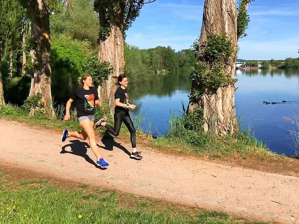 Zwei Läuferinnen des Rainforest Run testen die Strecke  | Foto: Rainforest Run