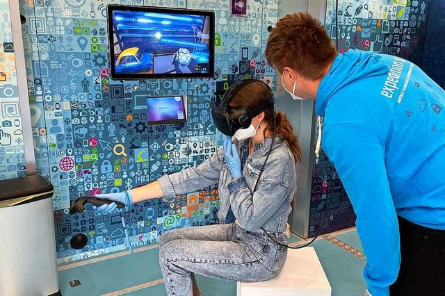 Eine Schlerin versucht sich in der virtuellen Realitt zurechtzufinden.  | Foto: Valentin Heneka