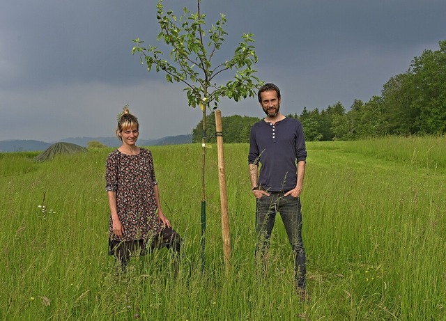 Rica Matthes und Tobias Mrz mit einem...flanzten Obstbume vom Bergfritzenhof.  | Foto: Benedikt Sommer