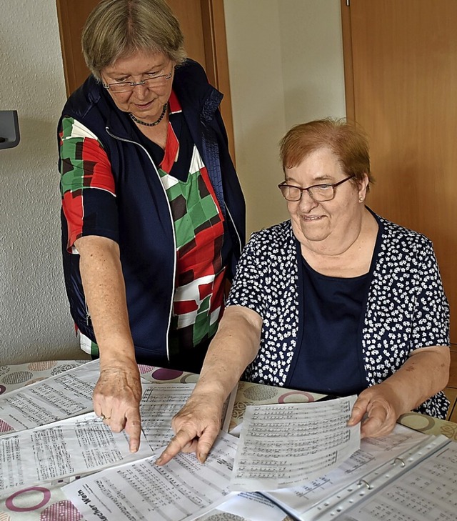 Helga Schssele (rechts) und Anneliese Lsch (links) sichten Notenbltter.   | Foto: Roland Vitt
