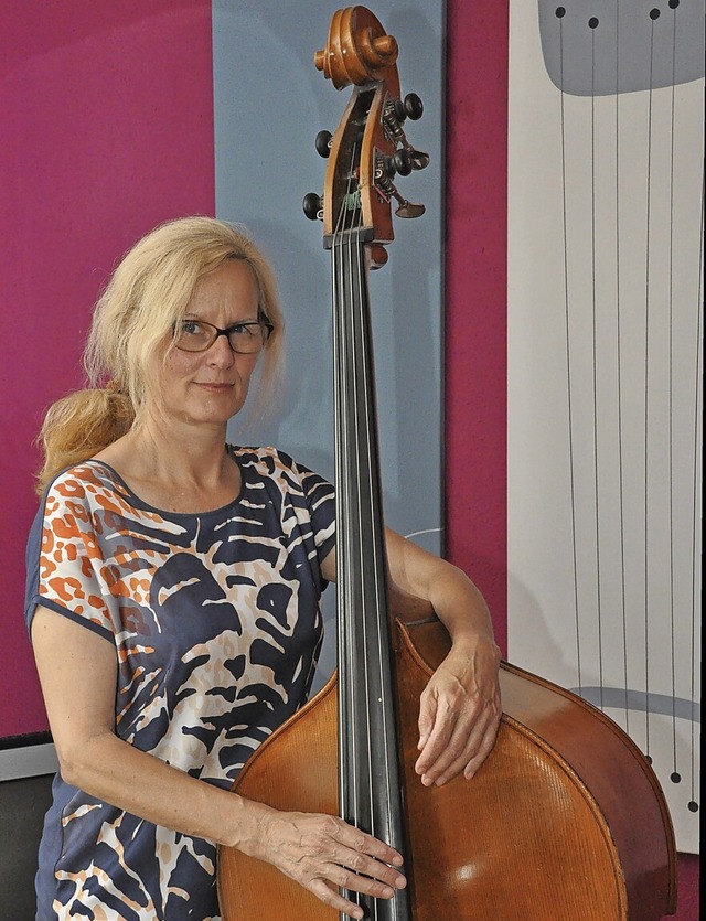Susanne Stiefvater kennt ihren Bass: Sie bt bis zu vier Stunden tglich.  | Foto: Ralf Strittmatter