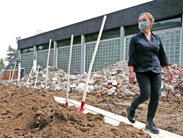 Jeannette Knpfel nach dem symbolische...nbau an die Fridolinhalle beschftigt.  | Foto: Verena Pichler