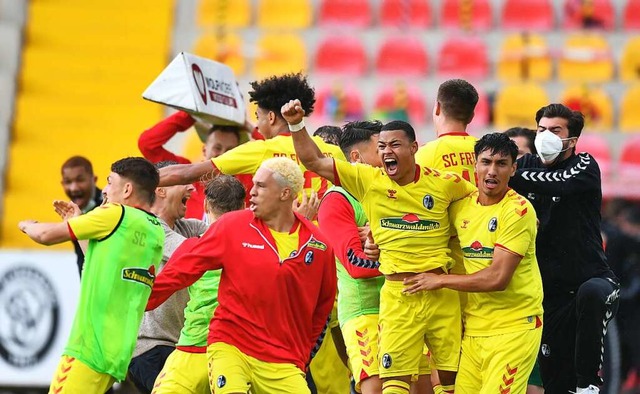 Jubel nach dem 1:1 in Elversberg am ve...milio Kehrer und Claudio Kammerknecht.  | Foto: Achim Keller