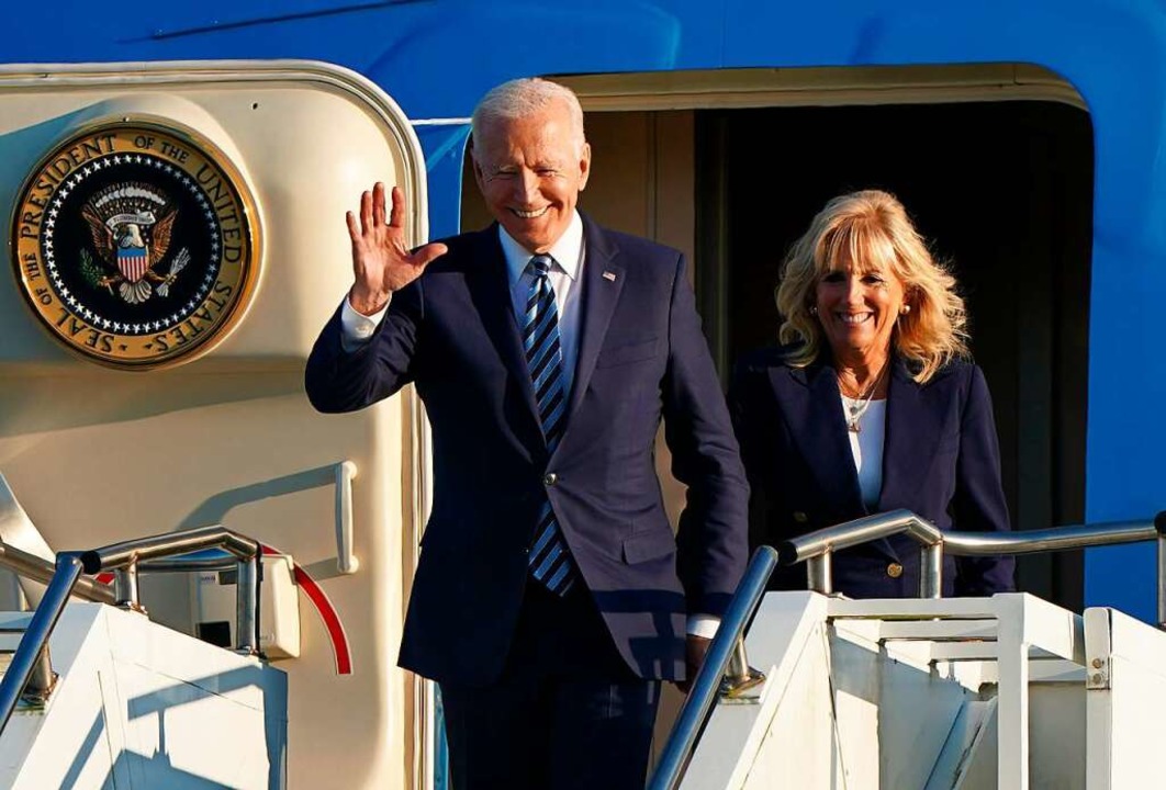 Großbritannien, Mildenhall: Joe Biden,...ll Biden steigen aus der Air Force One  | Foto: Joe Giddens (dpa)
