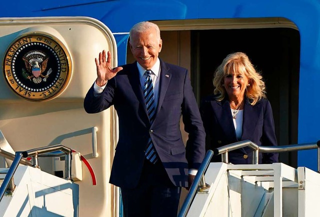 Grobritannien, Mildenhall: Joe Biden,...ll Biden steigen aus der Air Force One  | Foto: Joe Giddens (dpa)
