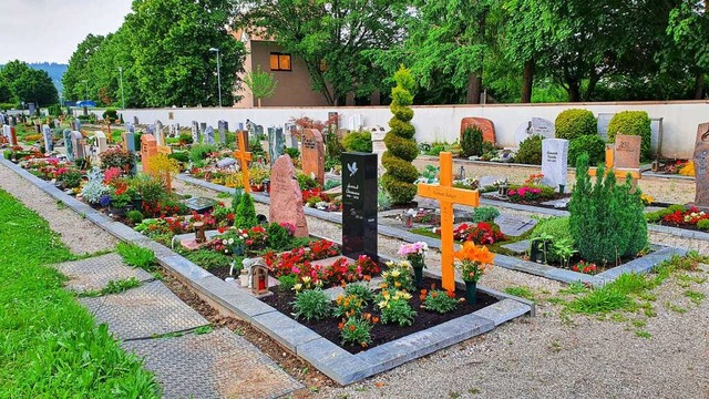 Auf dem Friedhof in Brombach ist wenig...aber gezeigt, dass er ausreichend ist.  | Foto: Maja Tolsdorf