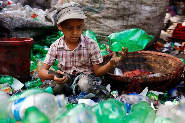 Nur Amin  sortiert Plastikflaschen in einer Recyclingfabrik in Bangladesch.  | Foto: Md Mehedi Hasan