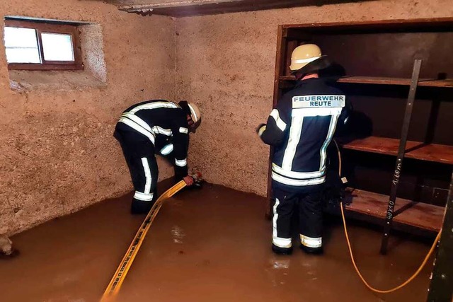 Die Feuerwehr Denzlingen musste berflutete Keller entwssern...  | Foto: Feuerwehr Denzlingen