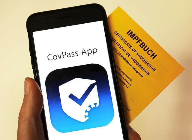 Der digitale Corona-Impfpass in Deutschland soll nun an den Start gehen.  | Foto: Oliver Berg (dpa)