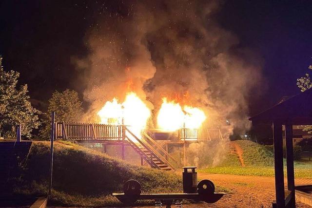 Ein Spielplatz in Bad Sckingen brennt lichterloh