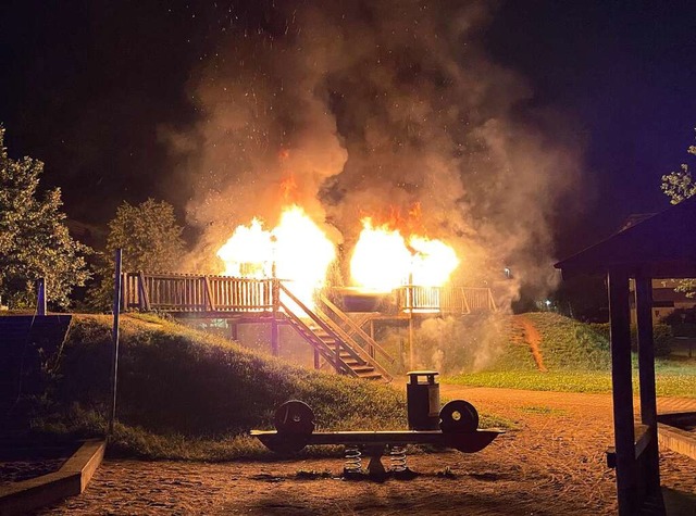 Die Spieltrme auf dem Spielplatz stehen in Flammen.  | Foto: Feuerwehr
