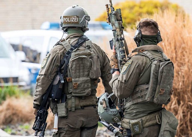 Beamte eines Spezialeinsatzkommandos (...ankfurter Polizeiprsidiums aufgelst.  | Foto: Boris Roessler (dpa)