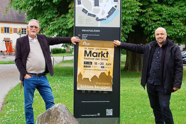 Jrgen Blank (links) und Kai Flender l...Knstlermarkt auf Schloss Beuggen ein.  | Foto: Petra Wunderle