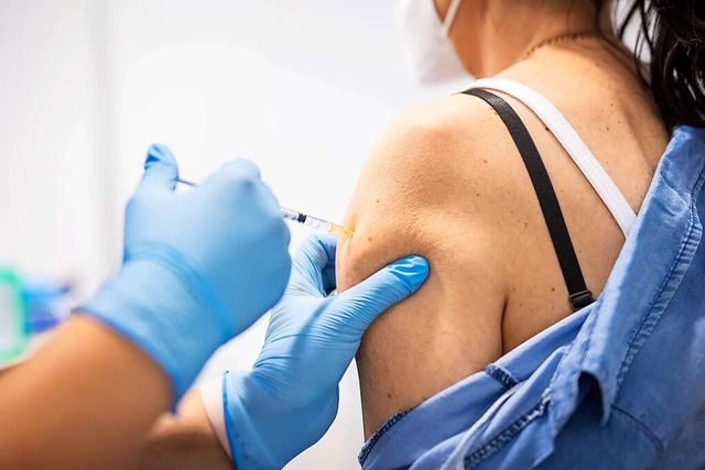 Die Impfrate bei Mitarbeitenden und Patienten der Kreiskliniken steigt an.  | Foto: Moritz Frankenberg (dpa)