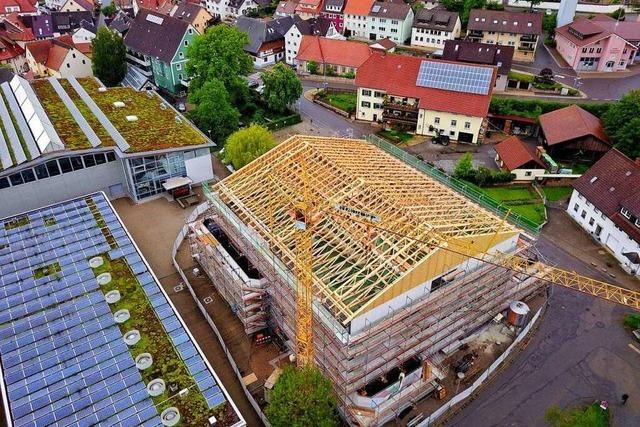 Satteldach stockt das Gebude auf