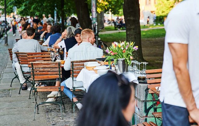 Am Montag fiel die  Corona-Testpflicht in der Auengastronomie weg.  | Foto: Annette Riedl (dpa)