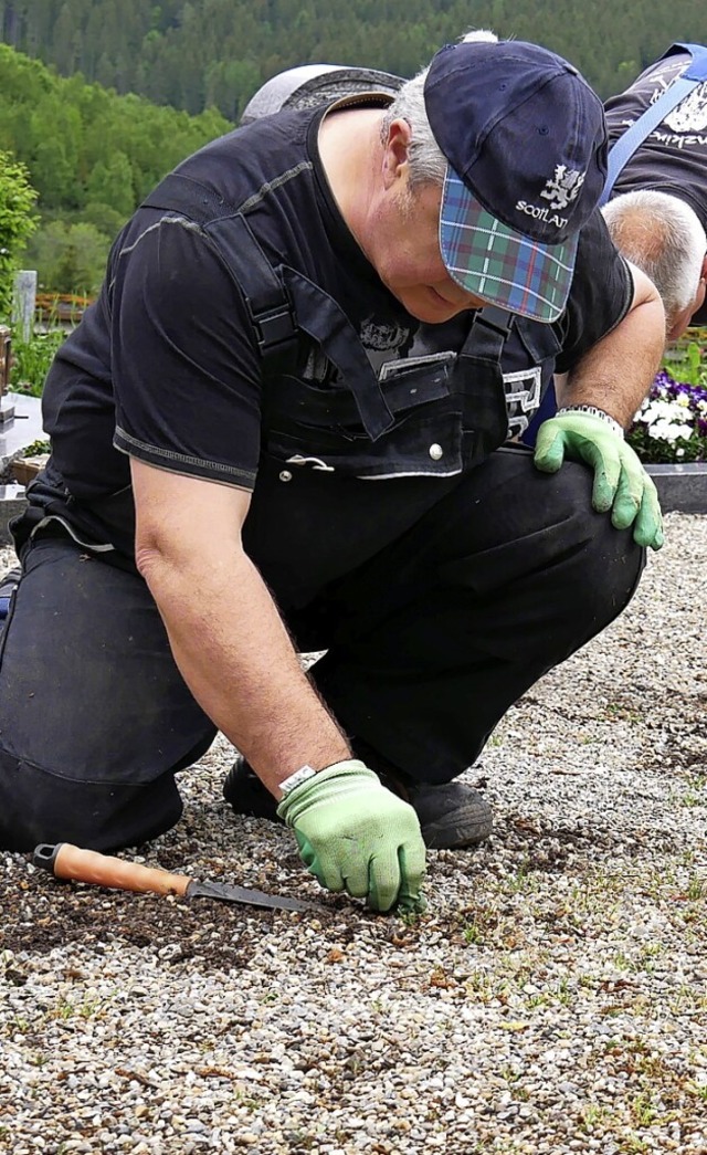 Einige  Kappler suberten die Wege im Friedhof von Gras und Unkraut.  | Foto: Eva Korinth