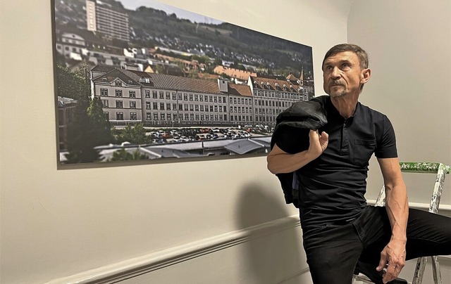 Juri Junkov vor einer Ansicht des alten Milka-Werks   | Foto: Barbara Ruda