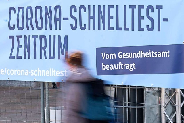Corona-Schnelltest-Zentrum in Stuttgar... Test erstattet bekommen (Archivbild).  | Foto: Bernd Weissbrod (dpa)