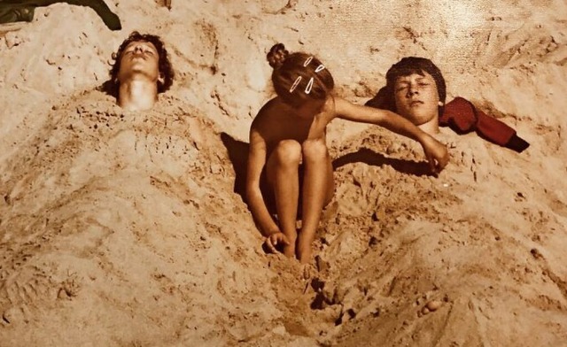 Jungs begraben oder Sandburgen bauen &... Strand frdert das Selbstbewusstsein.  | Foto: Jochen Vattes