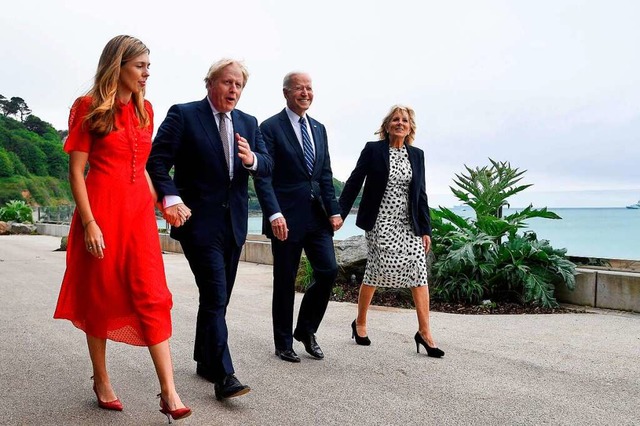 Spaziergang in Carbis Bay, Cornwall: B...Carrie Johnson (links) und Jill Biden.  | Foto: TOBY MELVILLE (AFP)