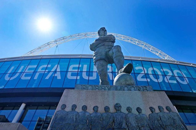 Da wollen sie alle hin: der Endspielort London mit dem Wembley-Stadion.  | Foto: Frank Augstein (dpa)