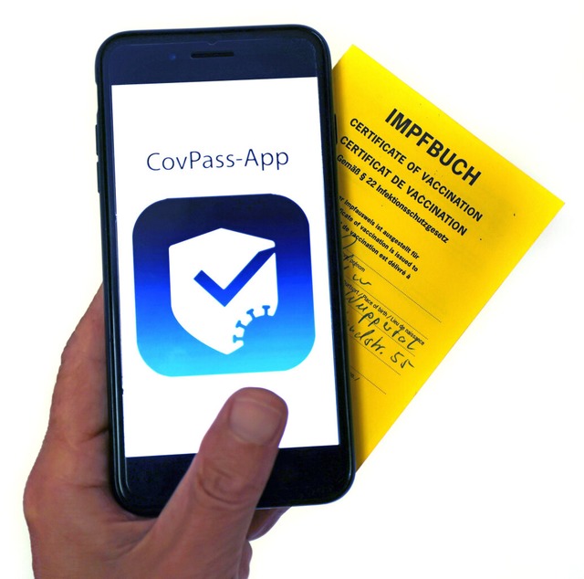 Knftig ist sowohl der Impfnachweis in der App als auch im Impfbuch gltig.  | Foto: Oliver Berg (dpa)
