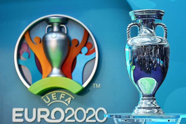 Der EM-Pokal neben dem Logo fr die Uefa Euro 2020  | Foto: Facundo Arrizabalaga (dpa)
