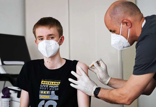 Jan Wolters (15) wird in einer Arztpra...liche gegen das Coronavirus zu impfen.  | Foto: Oliver Berg (dpa)