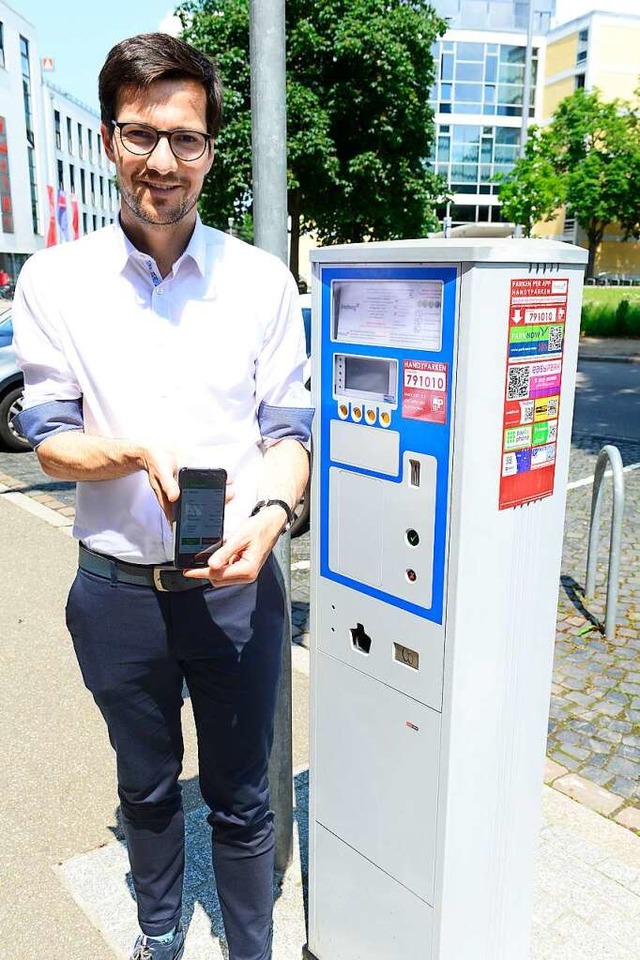 Der erste Handyparker in Freiburgs Stadtgeschichte ist: OB Martin Horn.  | Foto: Ingo Schneider