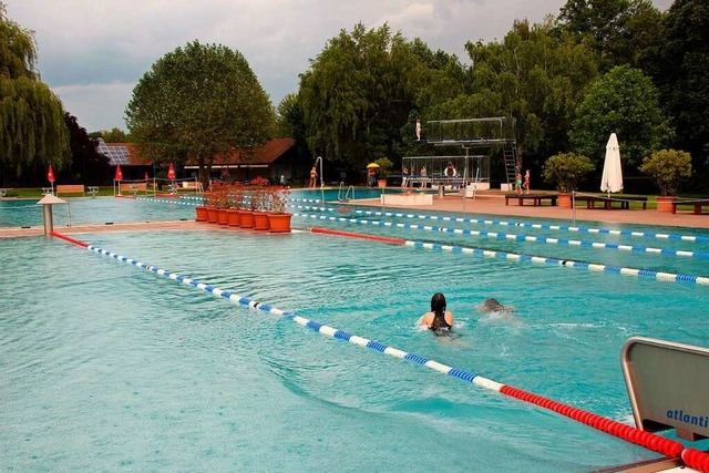 Noch nicht viel los ist derzeit  im Btzinger Freibad.  | Foto: Mario Schneberg