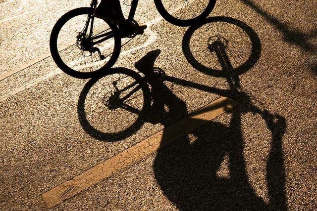 Autofahrer schubst 65-Jährigen vom Fahrrad