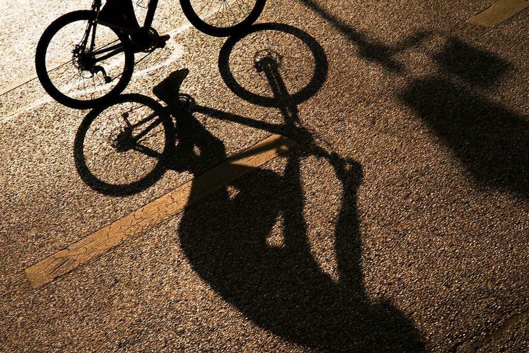Ein Radfahrer, der am frühen Morgen zw...utofahrer von seinem Fahrrad gestoßen.  | Foto: Peter Kneffel (dpa)