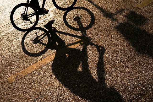 Ein Radfahrer, der am frhen Morgen zw...utofahrer von seinem Fahrrad gestoen.  | Foto: Peter Kneffel (dpa)
