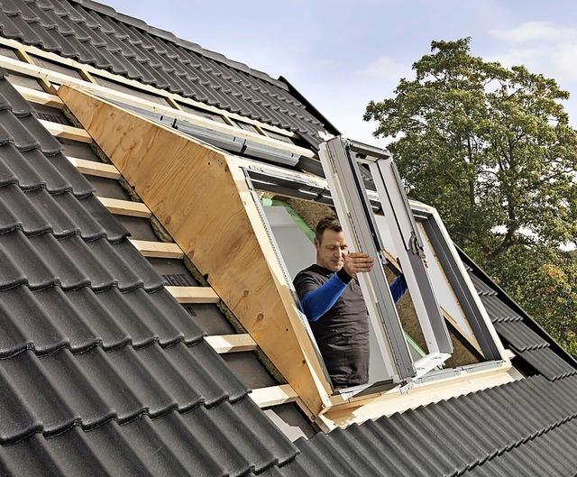 Ob Dmmung, Heizungs- oder Fenstertaus...getische Sanierung zur Pflichtaufgabe.  | Foto: Velux