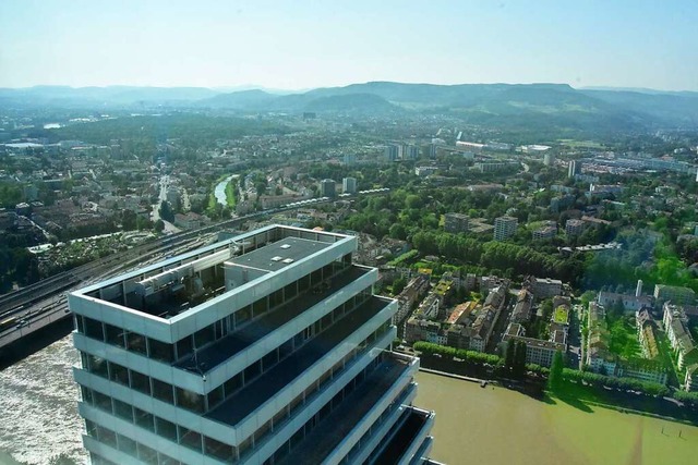 Blick auf den kleinen Bruder vom neuen...Meter hohen  Bau 2 der Roche in Basel.  | Foto: Kathrin Ganter