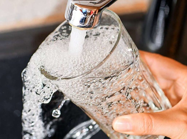 Auch ohne Abkochen ist das Gottenheimer Wasser jetzt wieder trinkbar.  | Foto: Patrick Pleul (dpa)