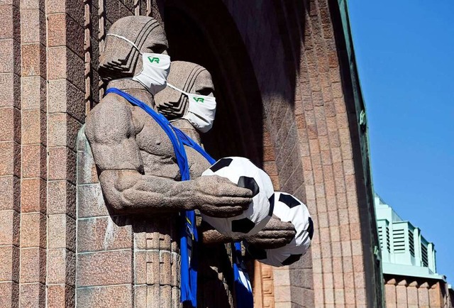 Auch die Statuen am Haupteingang des H...ballnationalmannschaft am 12.06.2021.  | Foto: Antti Aimo-Koivisto (dpa)