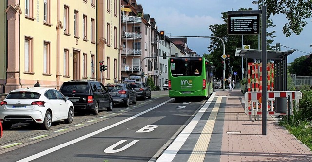 Linienfhrung: Autospur, Radstreifen und Bushalt in der Wilhelmstrae  | Foto: Wolfgang Achnitz