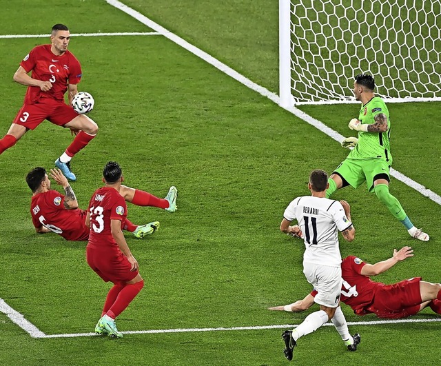 Der erste Treffer der EM ist ein Eigen...den Ball zum 1:0 fr Italien ins Netz.  | Foto: Matthias Balk (dpa)