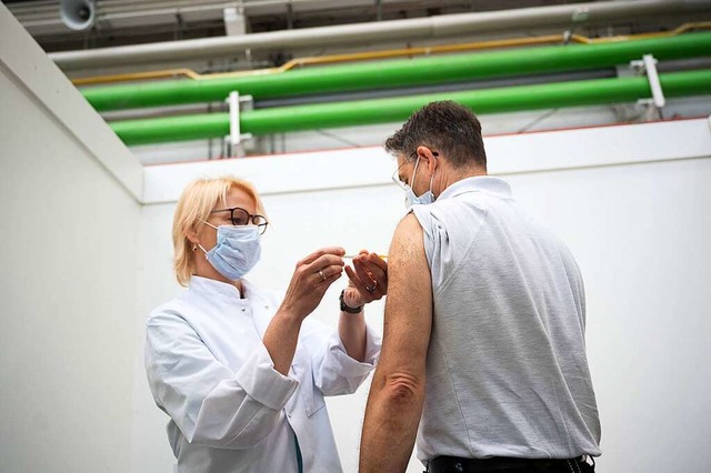 Basel hat in der Schweiz bei den Erstimpfungen den Spitzenwert (Symbolbild).  | Foto: Sebastian Gollnow (dpa)