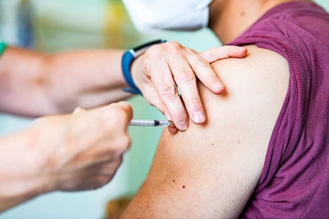 Knapp 40 Millionen Brger haben bisher...ine Impfung gegen Sars-CoV-2 erhalten.  | Foto: Fabian Sommer (dpa)