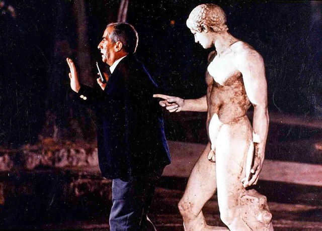 Hilfe, er ist ja nackt! Louis de Funs... unbekleideten antiken Adonis bedroht.  | Foto: imago stock&people
